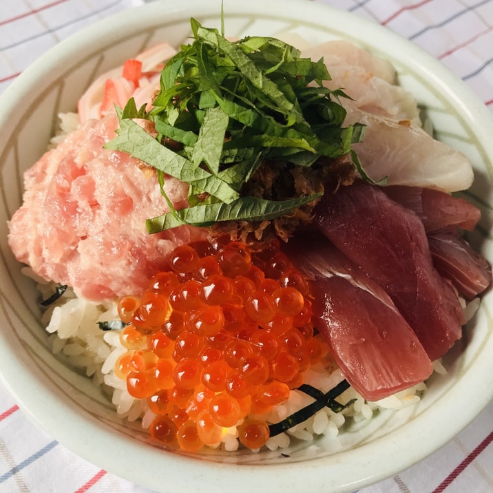 梅と大葉でさっぱりと食べられる♪海鮮丼